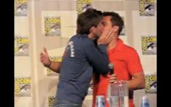 David+tennant+and+john+barrowman+kissing