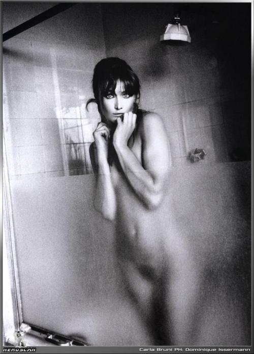 Carla Bruni si mostra completamente nuda sotto la doccia..ovviamente è per esigenze fotografiche, ma non ci vieta di apprezzare il suo meraviglioso corpo!