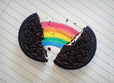 liberacorpus:

When you break a cookie, a colorful rainbow appears… :D LOL Photo from http://motleyphotos.blogspot.com/