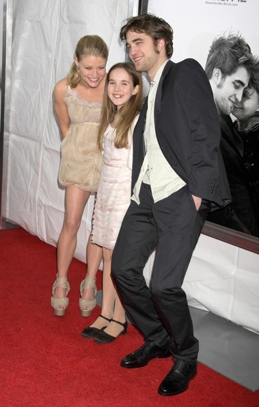 (reblogged)  Emilie de Ravin, Ruby Jerins and Robert Pattinson in NYC for “Remember Me” Premiere - March 1, 2010 