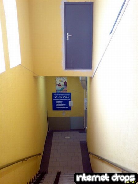 &#8220;A escada é atrás dessa porta, né? Obrigado pela informação, senhooor&#8230; AHHH!&#8221;