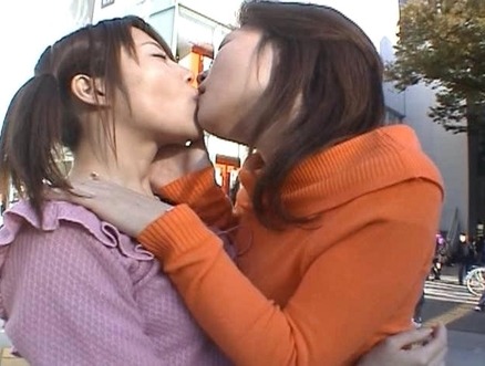 Mayura Hoshizuki loves making out with girls ::  Public Sex Japan