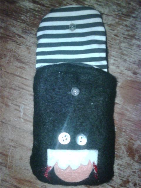 This is what I made… for my Blackberry. I never saud I knew how to sew. But you gotta admit, it’s adorable^^