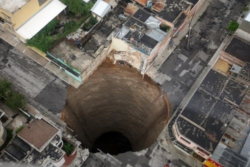 thedailywhat:  Photo of the Day: Tropical Storm Agatha tears Guatemala City’s Zone 2 a new sinkhole. Embiggen. [gizmodo.]