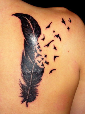 Tatuaje de Pluma y Aves en la Espalda Tattoos