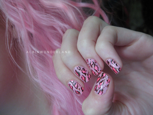 albinwonderland:

Today’s nails!
My toes match too. 

I love your nails AND your hair!