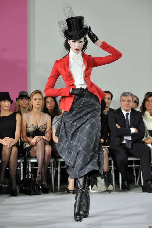 fuckyeahjohngalliano:  Christian Dior Fall 2009 Haute Couture (via jesusplayingolf)