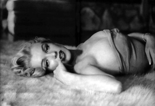 brendaacs:

Mulheres comportadas, raramente fazem história.
Marilyn Monroe.
