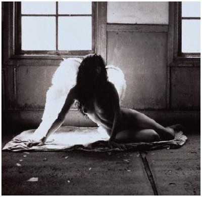 Não disseram que eu era um anjo,
Mas com asas de demónio&#160;?
É quase isso… 
Eu sou um meio anjo, meio demónio 
Uma semi deusa do meu próprio inferno…