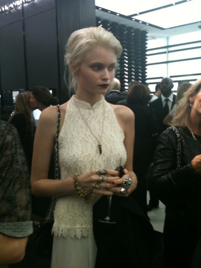 Do you like abbey lee’s new hair colour Personally i do but she blends in a bit with all the other models ?