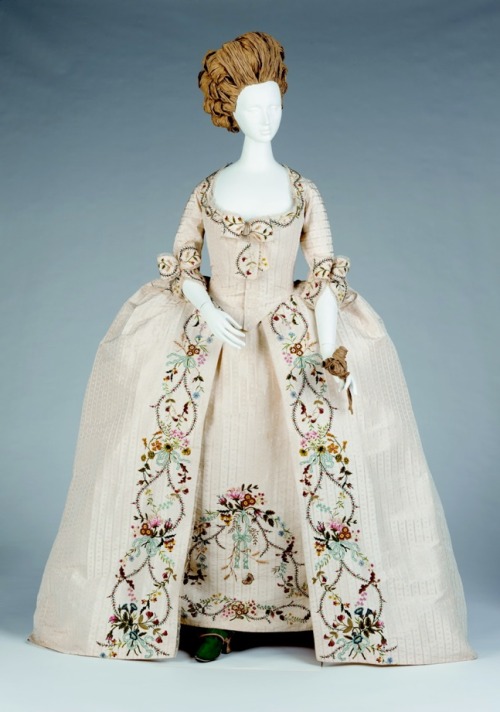  Full Dress English, c. 1760 Spitalfield’s silk brocaded lustring  (via)
