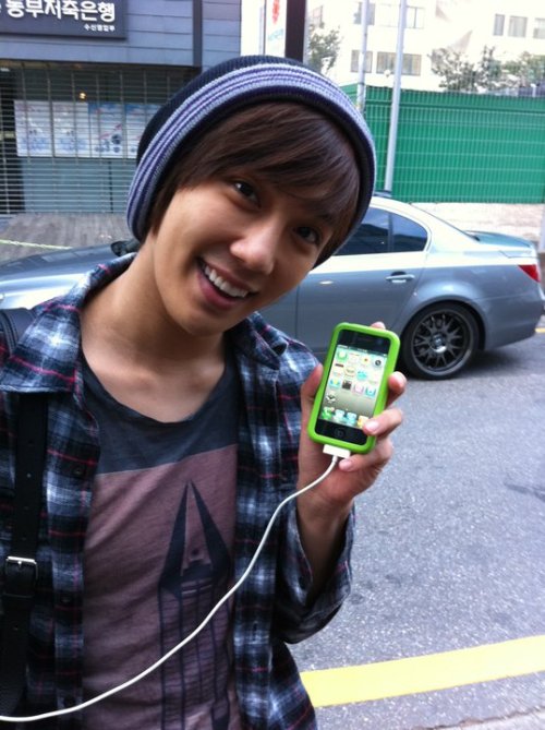 Ipod Touch Phone. Likes ENTER. He has a GREEN