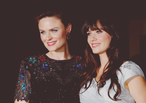 Are Zooey And Emily Deschanel Sisters. +emily+deschanel+sisters