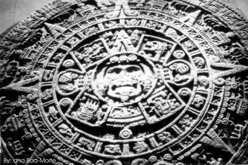 A Monolith measuring about 3.6 metres (12 ft) in diameter, 1.22 metres (4 ft) in thickness and weighing 24 tonnes. While it is often called the &#8220;Aztec Calendar,&#8221; it really is a symbolic portrayal of the four disasters that led to the demise of the four prior Universes in Aztec cosmology.
Piedra del Sol
(via Piedra Boa-Morte)