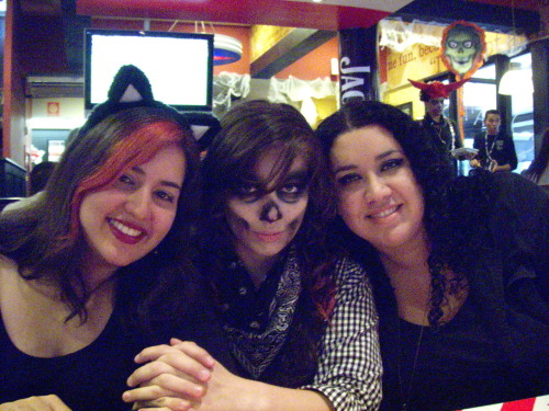 Yesterday I went out with my friends to celebrate Halloween. I love those bitches do much. I know then since we were six years old.