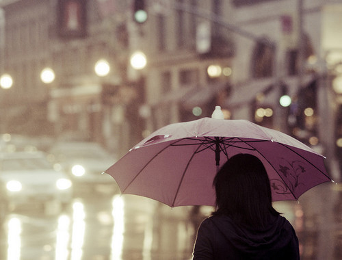 Dias chuvosos são bons quando você se sente triste, pois você não é o único a chorar, o céu está chorando com você.