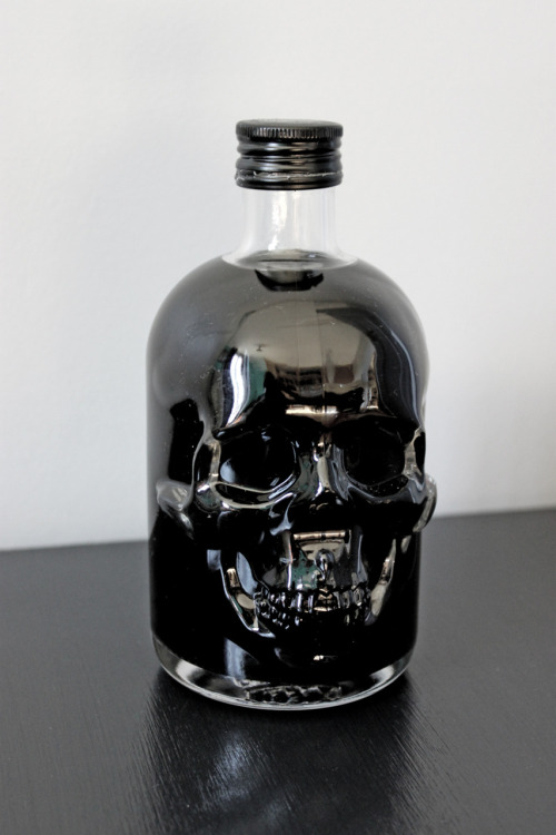 unaddressedletters:  putain2pirates:  Bouteille de Pirate Black Absinthe 80°  Absinthe in a skull shaped bottle? GIVE ME IT. 