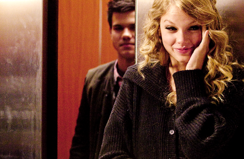nothingcomparesyou:

”Acho que o amor acontece quando você não está a procura dele“
Taylor Swift.