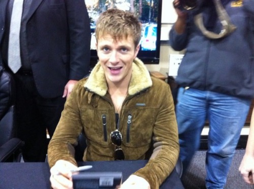 Charlie at the Best Buy Eclipse DVD signing, taking place right now! 