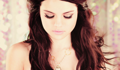 tamiquadros:

“Qualquer um que me põe para baixo, só me inspira.” 
Selena Gomez
