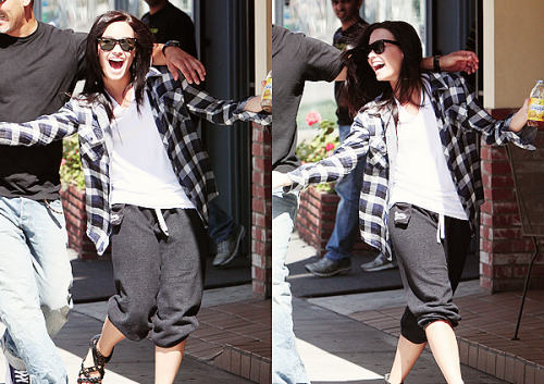 favorite demi photos in 2010 / in no order / out with friends in hollywood, ca
