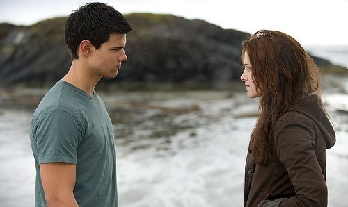 Bella: Eu devo voltar?
Jacob: Eu preciso de um tempo para pensar. Mas eu estarei esperando.
Bella: Até meu coração parar de bater.
Jacob: Talvez até depois.
