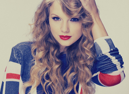 Eles disseram que o amor era complicado…Mas de alguma forma, eu me apaixonei.
Taylor Swift