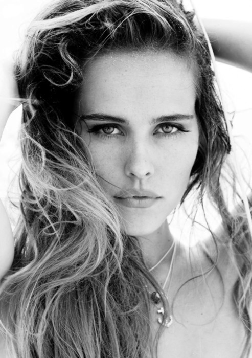 Model Isabel Lucas