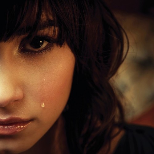  “Prefiro chorar sozinha. Orgulho? Não. Só quero evitar o julgamento de pessoas que não saibam o motivo de minhas lágrimas.” Demi Lovato. 