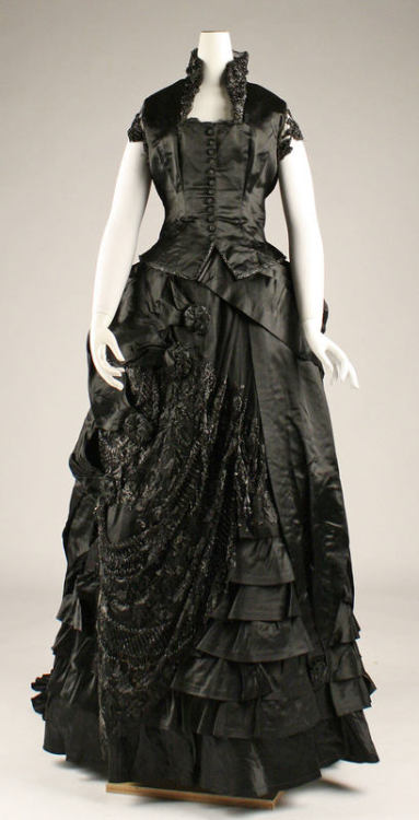 omgthatdress:  1870s dinner dress via The Costume Institute of The MEtropolitan Museum of Art  O.O OH MY GAWD!
