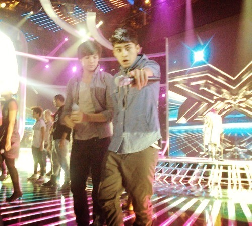 onefxckingdirection:  rainbow-eaters:  Louis casually staring at Zayn’s arse.  CAUGHT YOU LOUIS  love