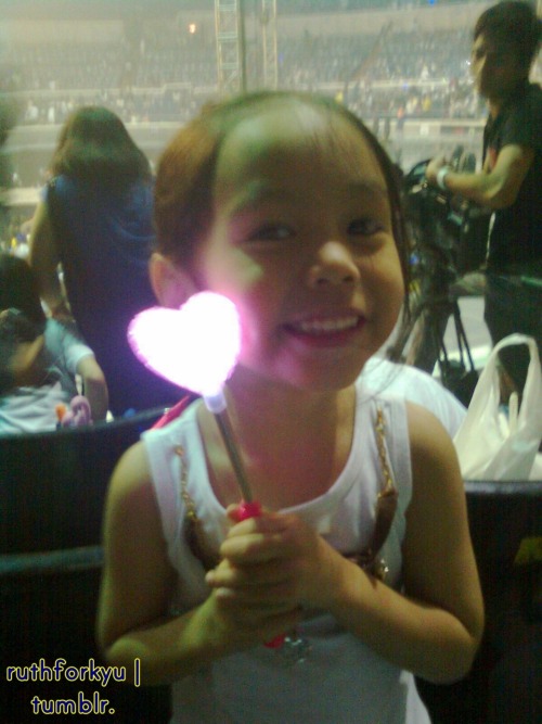 kibumluvme:

miinah13:

quirkbehaevior:

donghaeyaaaa:

mydearsuperjunior:

 eunkihaerency:

nikkee:

ruthforkyu:

Her name is Cassie :) She’s seated in front of our row with her mom while watching Super Show 3 Manila. I just gave my pink lightstick for Sungmin’s solo to her as a remembrance. HEECHUL JUST CALLED HER AND HEECHUL WAS HER FIRST KISS. ♥ DONGHAE HELD HER HAND AND KISSED IT ♥ LEETEUK GAVE HER A PLASTIC BALL  (which she wanted to share with us) And because of her, I got a mini bracelet from Heechul. OUR SECTION IS SO LUCKY! Majority of the members always stay. I’ll keep all the memories forever. 

CASSIE!

awww :) 


This kid is so lucky that Heechul was her first kiss :)))))))))))))

Awww~ they’re all so sweet. And you to sweety :)

fuck!! she is sooooooooooo lucky

IKAW NG BATA KA ♥ May hawak ka pa nung sa Sungmin project. XD
