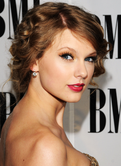 how to do taylor swift makeup. make-up is Taylor Swift
