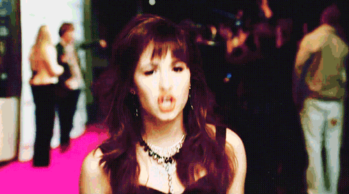 gabrielcezar:

Quem disse que eu não posso usar o meu All Star com o meu vestido? 
Demi Lovato
