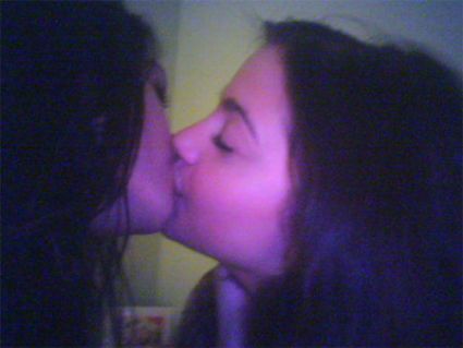 vanessa hudgens alexa nikolas kiss. Vanessa Hudgens and Alexa