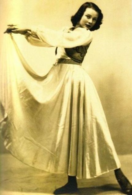 

mothgirlwings:

Audrey Hepburn - c. 1940s



