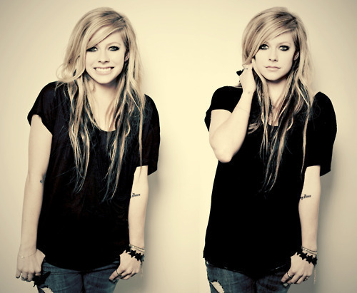 dreamsofagirl-:

Às vezes eu fico tão estranha. Eu até enlouqueço comigo mesma.
Avril Lavigne