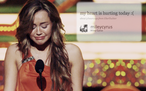  Lágrimas são palavras que o coração não pode expressar. Miley Cyrus 