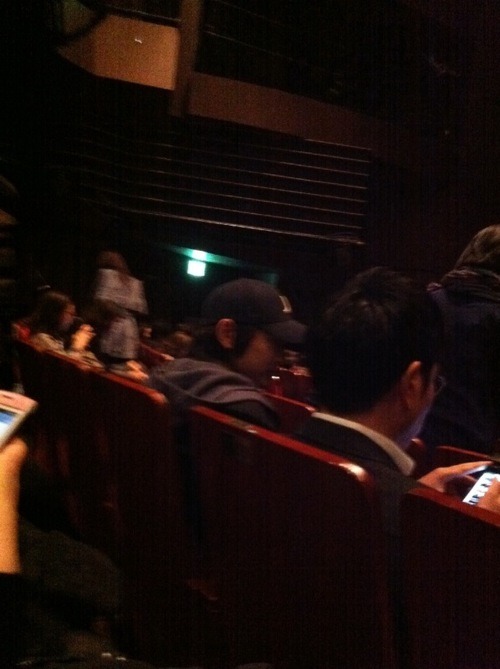 Stalking Pic of Minho 29.03.2011

He went to watch Jo SungWoo

source- soompi
 
