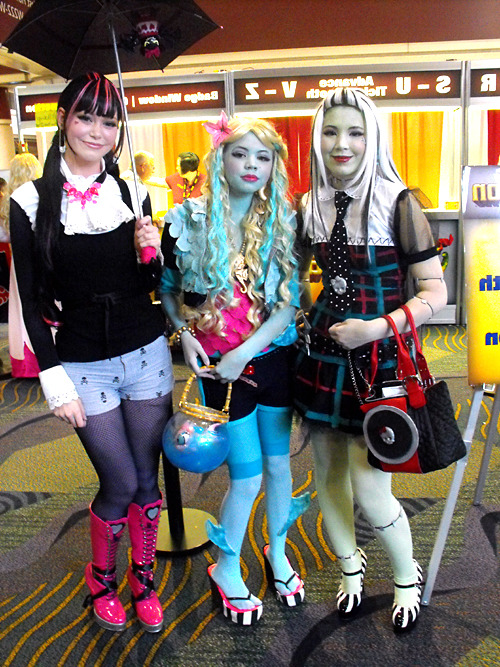 sweetdecay MegaConThese girls looked so cuteThey were Monster High dolls
