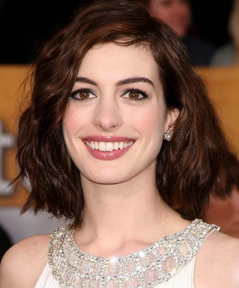 anne hathaway haircut short. Anne Hathaway at the 15th