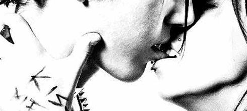 13 de Abril, dia do beijo. Beijo no rosto, beijo na testa, beijo no pescoço, beijo na boca, selinho, beijo de esquimó, beijo no nariz. Enfim, existem vários tipos de beijo. Então saiba que, não é necessário beijar na boca para poder comemorar esse dia. 