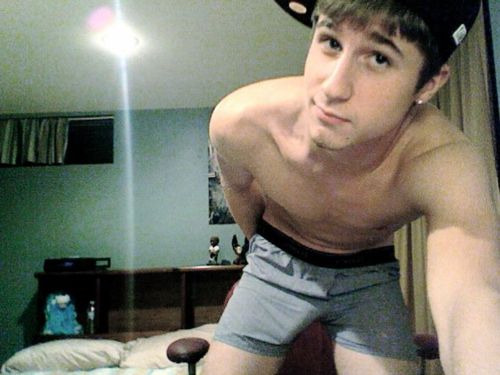 thehottestboys look at that nice bulge running down his leg hehe