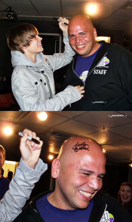 thebustinjieber:  im-a-true-belieber:  only justin bieber would autograph someones head  HIS HAIR. 