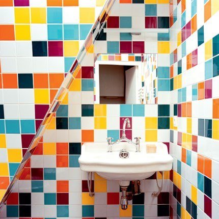 (via Décoration salle de bains : un patchwork de carreaux dans la salle de bains - Marie Claire Maison)