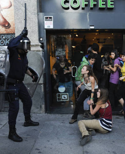 ifthismakessense:  Protesters clash with policemen during a demonstration responding to an initiative launched by the group dubbed “Youth Without a Future” on the Internet, in Madrid on May 15, 2011, to protest against professional and social conditions of the youth in Spain. Spain’s unemployment rate for those under 25 stood at 43.5 percent in February, more than twice the average for the country and the highest youth unemployment rate in the 27-nation European Union.  AFP PHOTO / PEDRO ARMESTRE ————- If you follow me PLEASE read and reblog this post!! &gt;__&lt; THX! My country Spain is going through a social revolution, many people from all kind of social groups are joining together a revolution for a change in the politics. We’re tired of our politicians only doing things to please the banks and corporations and not the common people. We demand a new system for all of us and we have started to do pacific marchs and sit-down protests to show our fellows we can do an Island revolution here in Spain. We need support and media coverage, we are not just a bunch of young punks as police and corporate media are telling, but people from all kind of ages and social statuses. PLEASE I BEG YOU FOR REBLOGGING THIS MESSAGE, WE NEED TO SPREAD THE WORD!!!