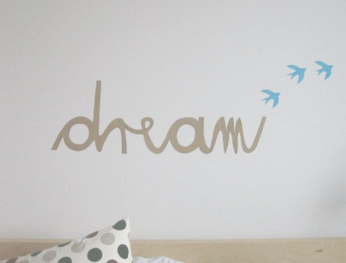 Sonhe, porque os sonhos nos trazem, o que a vida nos nega. 