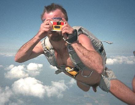 jeffsmen:

Naked skydiving looks … refreshing!