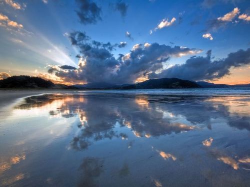 Bilmediğin kumsalda çıplak ayakla yürümek ve tanımadığın kum taneciklerinin ayak tabanlarını çizmesi… rüzgar yabancı, yabancı dalga sesi…

Waikawau Bay, New Zealand-Photograph by Steve Burling
http://www.nationalgeographic.com/