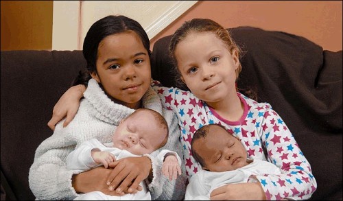 Black and white twins Hayleigh and Layren Durrant proudly hold their new sisters Leah and Miya who incredibly are also twins with different colored skin.
Their mixed-race parents Dean Durrant and Alison Spooner repeated the two-tone miracle after a seven-year gap. When the first set of twins arrived in 2001, the couple were astonished to see that Lauren took after her white mum, with blue eyes and red hair, while Hayleigh had black skin and hair like dad Dean.